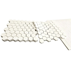 Carrelage hexagonal en <span class=keywords><strong>céramique</strong></span> à haute teneur en alumine, haute résistance aux chocs, résistant à l'usure, mosaïque en <span class=keywords><strong>céramique</strong></span> à haute teneur en alumine collée sur un maillage - Product Image 1