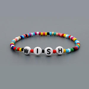 Bracelets promotionnels d'été bon marché pour femmes, bijoux tendance en acrylique personnalisés avec lettres, initiales en verre, perles de rocaille pour dames, vente en gros - Product Image 6