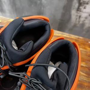 B รองเท้ายานอวกาศอเนกประสงค์ลำลองดีไซน์ดั้งเดิมแบรนด์เนม-สไตล์คลาสสิกพื้นรองเท้าหนากันลื่นรองเท้าเพิ่มความสูง - Product Image 1