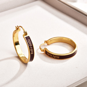 <span class=keywords><strong>Pendientes</strong></span> <span class=keywords><strong>de</strong></span> aro con esmalte <span class=keywords><strong>de</strong></span> efecto goteo <span class=keywords><strong>y</strong></span> encanto vintage. Un diseño minimalista, exquisito <span class=keywords><strong>y</strong></span> elegante <span class=keywords><strong>de</strong></span> lujo discreto para <span class=keywords><strong>el</strong></span> día a día. - Product Image 3