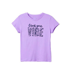 T-shirt mignon moderne pour jeunes filles conçu pour les tenues quotidiennes avec une coupe confortable et un look de style de rue contemporain inspiré de la tendance - Product Image 1
