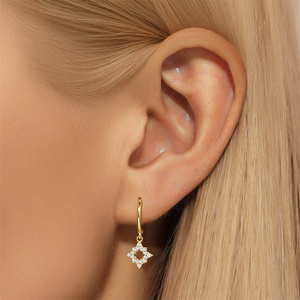 ต่างหูห่วงทรงพระจันทร์เสี้ยวประดับดาวแปดแฉก ดีไซน์เรียบหรู ทำจากเงินแท้ S925 ชุบทอง 18k ประดับเพชรซิคอนเกรด 5A สำหรับผู้หญิง - Product Image 4
