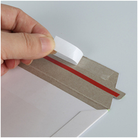 Enveloppe en carton rigide auto-adhésive pour l'envoi de documents importants et leur protection