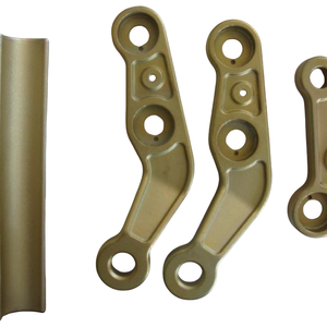 Le raccord présente un design incurvé et angulaire avec plusieurs trous circulaires, en <span class=keywords><strong>acier</strong></span> inoxydable résistant à la corrosion. - Product Image 2