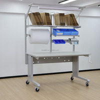 Mesa de Embalaje ESD Ajustable con Manivela Manual DETALL para Producción en Cuartos Limpios con Estantes Modulares, Cajones y Opciones de Accesorios