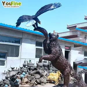 Vida tamanho elenco animal jardim ornamento urso bronze e águia pegar peixe escultura urso estátua