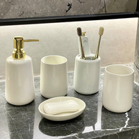 6 pièces ensemble de salle de bain minimaliste en céramique blanche avec plateau lavabo moderne avec distributeur de savon pour Studios Resorts Suites et Lofts