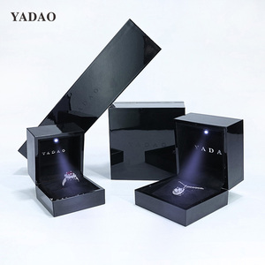 Yadao sang trọng màu đen sơn mài LED hộp đồ trang sức biểu tượng tùy chỉnh kim cương Nhẫn Mặt dây chuyền quà tặng đồ trang sức trường hợp bao bì với đèn bán buôn - Product Image 2