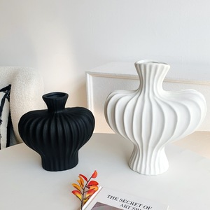 Vase en céramique Muyu Chronicles blanc et noir, décoration minimaliste moderne pour bureau, salon, meuble TV - Product Image 3