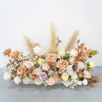 Décoration d'événements et de mariages : Composition florale artificielle en rangée avec gypsophile, herbe de la pampa, roses et fleurs en soie pour centres de table et arrangements d'arche