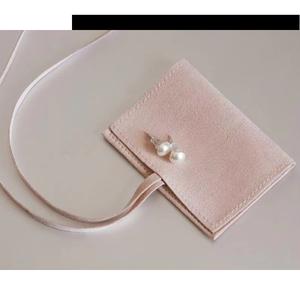 Bolsa de Microfibra de Ante con Cordón y Logotipo Personalizado en Color Rosa - Product Image 3