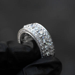 Anello Q069 in Oro Bianco con Diamante Naturale Taglio Brillante Rotondo Colore D, Fascia 18K con Pietre Laterali per Fidanzamento Donna - Product Image 1