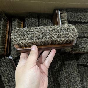 Cepillo de madera con cerdas naturales de crin de caballo para el cuidado de sofás y alfombras - Product Image 2