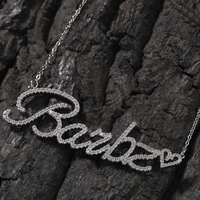 Nouveau pendentif nom en forme de cœur glacé en majuscules et minuscules, chaînes anglaises pour femmes et hommes, bijoux en acier inoxydable 316L