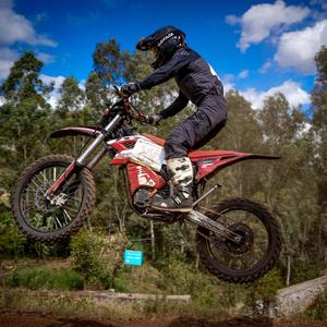 Moto tout-terrain anti-gravité pour la grimpe verticale sur rochers et les défis extrêmes de montée en pente - Product Image 1