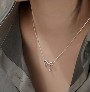 Collier pendentif nœud papillon en argent 925 plaqué rhodium pour femme avec diamant rond serti à griffes, chaîne maille forçat, bijou mignon pour le quotidien - Product Image 6