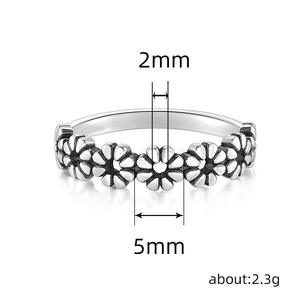 Q532 Anello in acciaio inossidabile con motivo floreale, grazioso gioiello unisex alla moda, regalo per lei o per lui - Product Image 3