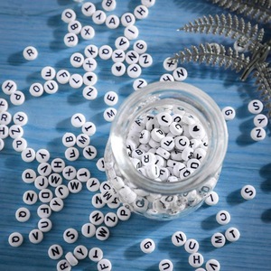 Cuentas acrílicas con letras blancas y negras, alfabeto para manualidades, cuentas sueltas para hacer joyería y proyectos infantiles - Product Image 3