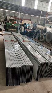 Panel de Techo Metálico de Diseño Moderno con Costura Vertical, Aleación de Aluminio Duradera, Anticorrosión, Resistente al Fuego, Aislamiento Acústico - Product Image 5