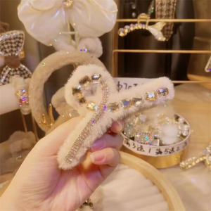 Pinza de pelo de felpa de otoño e invierno, accesorios para el cabello peludo de moda, pinzas de pelo grandes para mujer - Product Image 2