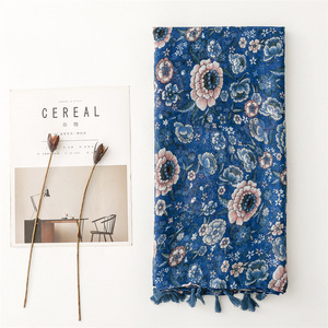 Fabbrica della cina all'ingrosso più recente <span class=keywords><strong>elegante</strong></span> fiore <span class=keywords><strong>blu</strong></span> morbido scialli stampati imitazione cotone sentimenti sciarpe lunghe grandi donne sciarpe - Product Image 2