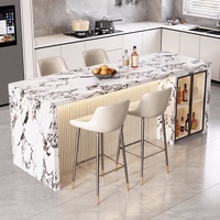 Îlot de cuisine personnalisé en bois avec éclairage LED, armoire à vin en verre, comptoir de cuisine pour espace repas à domicile