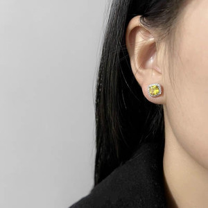 Orecchini a bottone con zirconi quadrati color argento per donna, gioielli eleganti e scintillanti, da indossare ogni giorno - Product Image 3