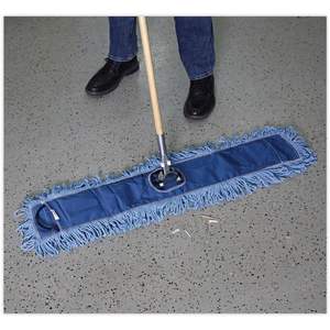 Mopa industrial Boardwalk BWK1436 con clip para sujeción, cesta rectangular de plástico negro y mango de limpieza para cabezal de mopa de tela - Product Image 1