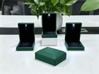 Boîte à pendentif LED vert foncé en gros, boîte à bijoux LED vert foncé, collier LED personnalisable avec logo