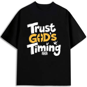 Camiseta para Hombre con Diseño Impreso 'Confía en la Tiempo Óptimo que Tiene Dios', 100% Algodón, Corte Regular, Manga Corta, Tejido Jersey Ecológico - Product Image 1