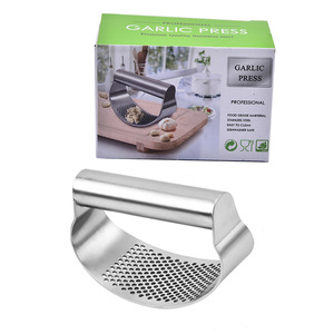 Presse-ail en acier inoxydable avec anneau de hachage gratuit, design en arc, pour <span class=keywords><strong>la</strong></span> <span class=keywords><strong>cuisine</strong></span> - Product Image 5