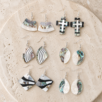 Boucles d'oreilles pendantes en forme de croix en nacre naturelle faites à la main avec des pierres précieuses en forme de cœur et un crochet en argent, paire pour femmes, bijoux de mode de guérison, cadeau