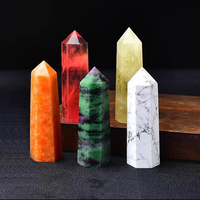 Pierre brute naturelle blanche et rose à pointe unique pour la décoration de la maison, du salon, du bureau, ou comme ornement de cristal hexagonal.