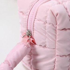 Estuche de maquillaje de viaje de nailon acolchado personalizado, estuche de cosméticos de lavado, suave, ligero, informal, con cremallera, bolsa de maquillaje - Product Image 3