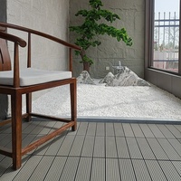 Carrelage en wpc bricolage au sol du balcon extérieur 30x30 antidérapant
