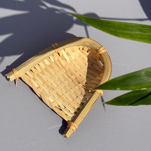 Balayette à poussière en bambou tressé, mini tamis, matériau végétal naturel, écologique, faite à la main pour le nettoyage domestique - Product Image 1