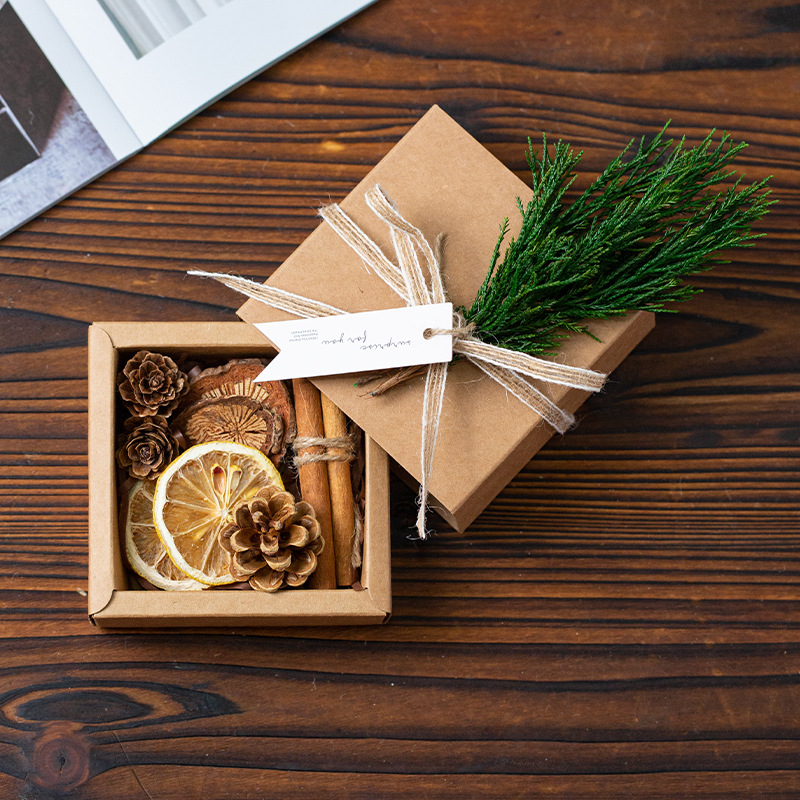 Scatola in pino per abiti (dimensioni 8x8x3,5 cm)