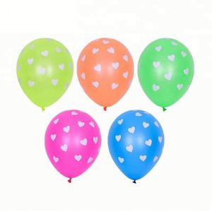 Ballons en latex à pois rouges, blancs et verts de 12 pouces pour la décoration de fêtes d'anniversaire et de mariages, avec impression de pois - Product Image 3