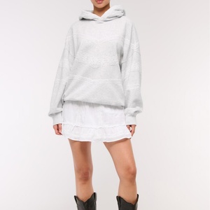 Haut décontracté surdimensionné pour femme avec cordon de serrage, logo imprimé et bordure en dentelle, style streetwear, personnalisable - Product Image 1