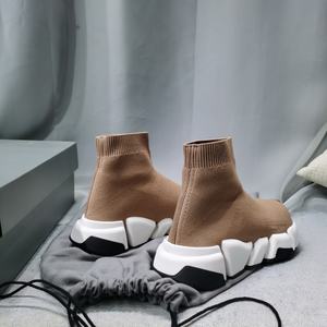 Chaussures décontractées à enfiler de luxe, sur mesure, de qualité supérieure, avec des caractéristiques antidérapantes et rehaussantes, disponibles dans divers styles. - Product Image 1