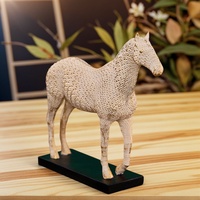 Ornement de cheval en résine à motif géométrique peint à la main, style minimaliste nordique, thème animal, décoration moderne pour la maison, cadeau de pendaison de crémaillère