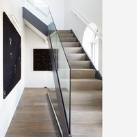Escalier intérieur à poutre latérale fermée en acier-bois, design contemporain, durable, écologique, préfabriqué