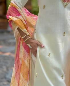 Vaticano blanco recto Kurta conjunto mujeres en relieve seda pantalón impreso Dupatta moderno indio étnico tradicional diseño fiesta rápido - Product Image 3