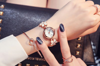 Jam Tangan Wanita dengan Motif Semanggi Empat Daun Vintage Sederhana Kasual Jam Tangan Wanita Kreatif Bentuk Bulat untuk Wanita