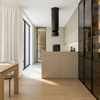 Meuble bar de luxe pour la maison avec étagères en verre, armoire de cuisine en chêne avec panneau Shaker encastré, détail de perles linéaires rondes, cuisine compacte modulaire