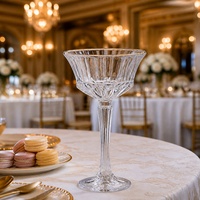 Flûte à champagne élégante à bord doré et nervurée, verre à cocktail sur pied en cristal blanc transparent pour banquets et dîners raffinés (vente en gros)
