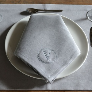 Serviettes de table personnalisées en coton et lin avec logo brodé pour les commandes en gros de l'hôtellerie et des restaurants - Product Image 1