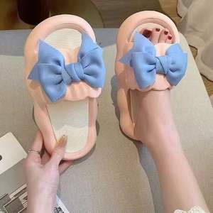 รองเท้าแตะใน2025ของผู้หญิงสไตล์ใหม่สำหรับฤดูใบไม้ร่วง, รองเท้าแตะรูปโบว์น่ารักพื้นนิ่มกันลื่นสำหรับใส่อาบน้ำในห้องน้ำ - Product Image 1