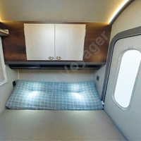 Remorque de camping familiale moderne et légère pour le transport facile, 4x4, en aluminium gris argenté, capacité de couchage pour 2 personnes, réservoir d'eau de 40 L