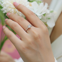 Moissanit S925 Silber 1ct Vier-Krappen-Fassung Brillanter Stein Eleganter Feiner Schmuck Verlobungsstil Statement-Ring